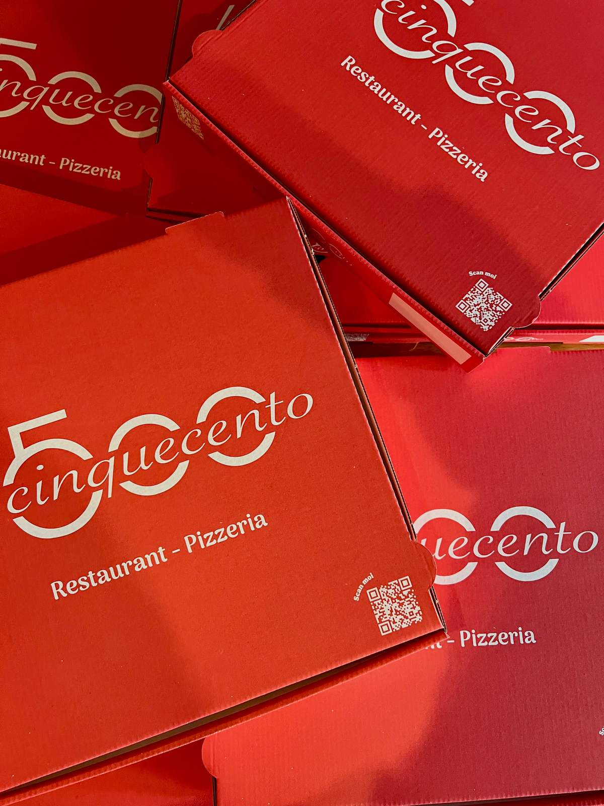 Boîtes à pizza rouges au logo 500 du Cinquecento