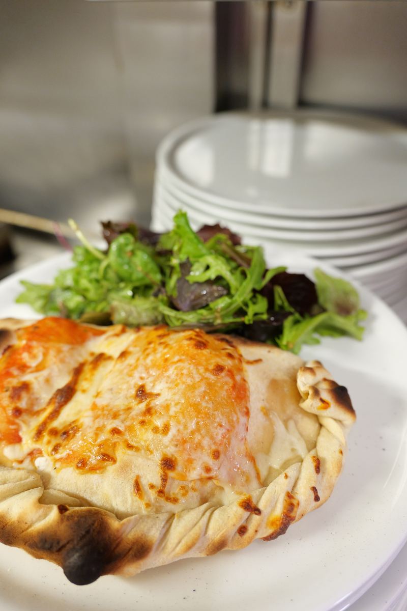 La Tio, calzone servie avec une salade verte