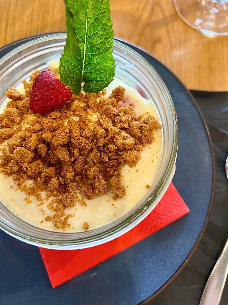 Dessert en verrine, crème, crumble, framboise et menthe