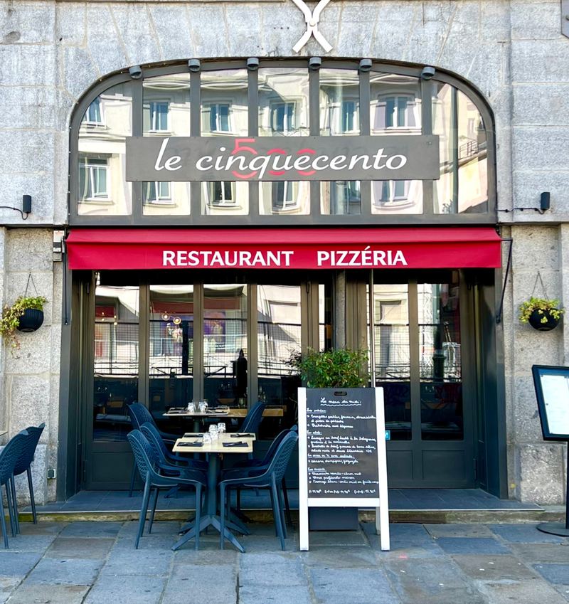 La devanture du Cinquecento, quai Lamennais, sous son store rouge « Restaurant Pizzéria »