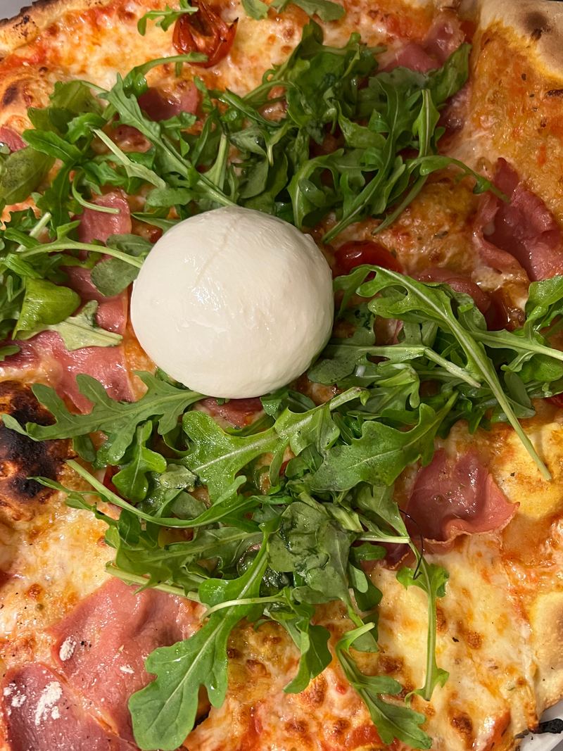 Pizza Di Burrata, jambon cru, roquette et burrata