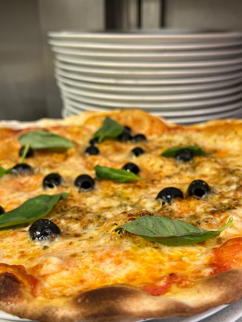 Pizza Margherita, olives noires et basilic frais