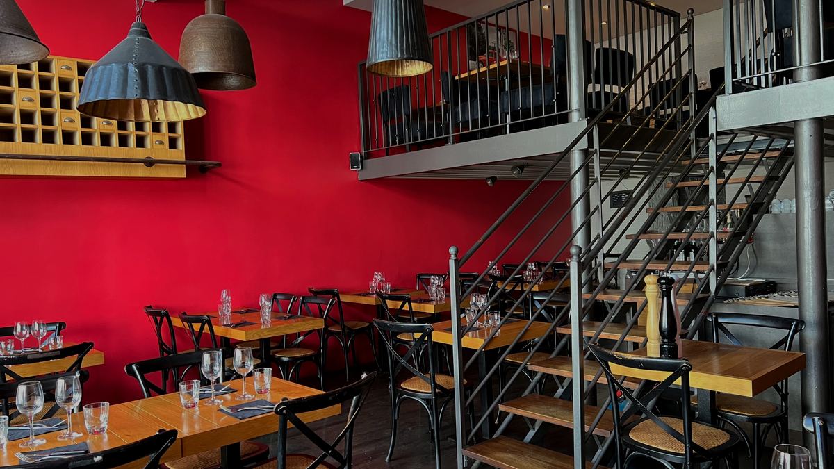 La salle du Cinquecento, mur rouge et mezzanine