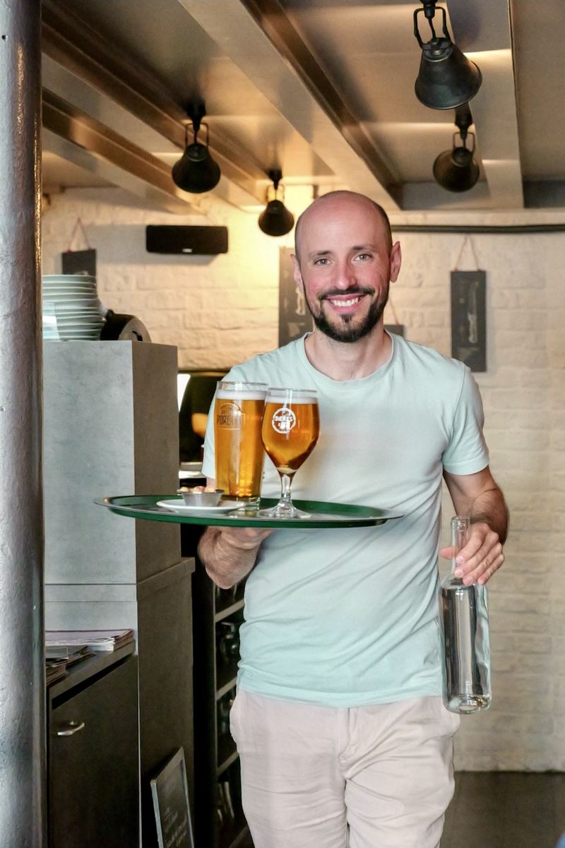 Un serveur au plateau, en salle